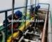 Teknisi melakukan cleaning IPAL dan penyedotan limbah cair menggunakan selang vakum profesional.